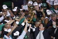 Jugadores, directivos y aficionados se arrebataban el trofeo de campeones que fue entregado a Boston