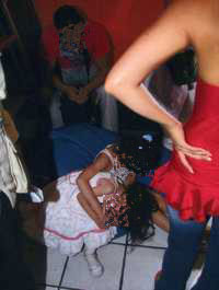 Fotografía tomada minutos antes de que iniciara el operativo en la discoteca News Divine en la que se observa a una de las bailarinas y a dos niñas