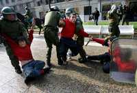 Miembros de la militarizada policía de Carabineros detienen a estudiantes que se manifestaban