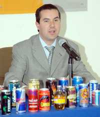 Miguel Ángel Toscano, titular de la Cofepris, durante la conferencia de prensa