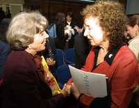 Las escritoras Elena Poniatowska y Margaret Atwood en Ciudad Universitaria, en noviembre de 2002