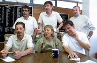 Los seis vascos capturados en México acusados de colaborar con ETA, en entrevista en 2003. Asier Arronategui (arriba a la derecha) ya fue liberado