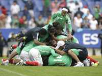 Festejo de las futbolistas mexicanas en el estadio Cuauhtémoc, de Puebla