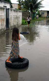 Ayer continuaron las inundaciones causadas por las lluvias en el puerto de Veracruz y los colonos se quejan de que no han recibido ayuda del gobierno estatal