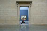 Una atleta corre a lo largo de la galería Tate Britain, en Londres, donde Martin Creed exhibe su instalación Work No. 850