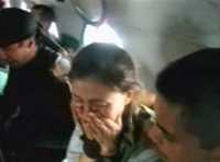 Imagen captada por el ejército colombiano en el momento en que Ingrid Betancourt es informada de que ha quedado en libertad con otros 14 rehenes de las FARC, en un operativo realizado el pasado miércoles
