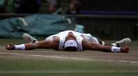 Así festejó Rafael Nadal su victoria, que terminó con el reinado de Roger Federer en la catedral del tenis, tras casi cinco horas de juego, cinco sets y dos interrupciones por lluvia