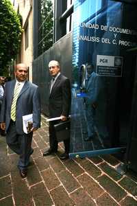 Juan N. Guerra y Jesús González Schmal tras presentar la demanda contra Fox