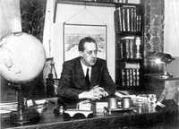 Sándor Márai en imagen captada en 1940, perteneciente al Museo Literario Petöfi, de Budapest, administrador del legado del escritor y periodista. Fotografía tomada de la biografía escrita por Ernö Zeltner