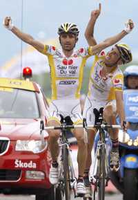 Leonardo Piepoli festeja su triunfo en la décima etapa del Tour, en la que terminó delante del español Juan José Cobo, su compañero en el equipo Saunier Duval