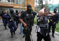 Policías municipales de Nezahualcóyotl lograron ayer la captura de dos hombres que transportaban más de 12 kilos de cocaína pura, en la avenida Bordo, colonia El Sol