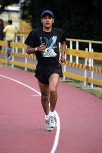 El atleta Juan Luis Barrios, el mejor mexicano en mil 500 y 5 mil metros, no podrá contar con la asesoría de su entrenador, Rafael Martínez, ya que no recibió una acreditación