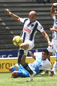 Los futbolistas de Monterrey y Puebla lucieron con problemas de coordinación en sus líneas y demostraron que aún les falta trabajo para llegar al funcionamiento óptimo
