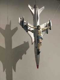 La obra más representativa de León Ferrari, un avión de combate con un Cristo, con la cual manifestó su crítica hacia la guerra de Vietnam