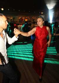 El actor Jesús Ochoa y la escritora Laura Esquivel con una de sus parejas de baile la noche del sábado
