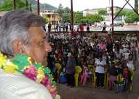 Andrés Manuel López Obrador recibe la bienvenida de los habitantes de Tlalixtaquilla, adonde llegó ayer como parte de su recorrido por los municipios más pobres de la Montaña de Guerrero