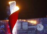La flama en el gran pebetero coronó la ceremonia diseñada por el director de cine Zhang Yimou