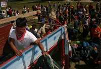 Integrantes de la caravana de solidaridad con los zapatistas a su llegada al caracol de La Garrucha