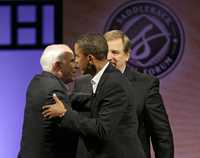 El republicano John McCain, izquierda, y el demócrata, Barack Obama, virtuales candidatos presidenciales estadunidenses, en la iglesia Saddleback, de Los Ángeles, California. Atrás de ellos, el pastor evangélico Rick Warren
