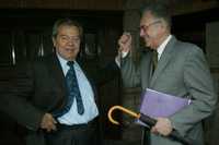 TRABAJO CUMPLIDO. Porfirio Muñoz Ledo y Javier Jiménez Espriú durante la entrega al FAP del borrador sobre la reforma energética