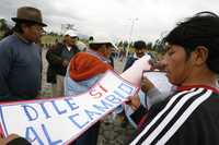 Indígenas ecuatorianos realizan proselitismo político en Cayambe en favor del referendo constitucional del próximo 28 de septiembre