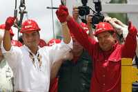Rafael Correa y Hugo Chávez, al inaugurar ayer la perforación de un pozo petrolero en la franja del Orinoco. Ambos mandatarios coincidieron en señalar que sus países están impulsando la unidad latinoamericana