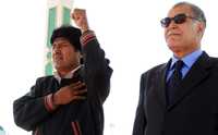 El miembro del liderazgo de la revolución libia, Mustafá Kharroubi (derecha), recibe en Benghazi al presidente boliviano Evo Morales