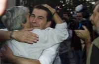El ex líder abertzale es felicitado por un compañero de partido a su salida de la prisión vasca