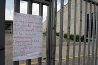 Autoridades del Centro Universitario de Ciencias Sociales y Humanidades, de la Universidad de Guadalajara, colocaron un cartel en la entrada principal de la sede, para avisar de la suspensión de clases, ante el conflicto por la rectoría en esa casa de estudios