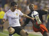 Raúl Albiol, del Valencia, que venció 3-0 al Mallorca, marca a Pierre Achille Webo, en duelo de la primera fecha del torneo español