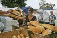Refugiados georgianos reciben pan gratuitamente en un campamento de Gori, instalado después de que estalló el conflicto entre Rusia y Georgia