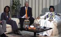 La jefa de la diplomacia de Estados Unidos posa junto con Kadafi antes de la entrevista privada