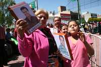 Cientos de mujeres permanecieron cerca de la sede del Congreso mexiquense para apoyar al gobernador del estado de México, Enrique Peña Nieto.
