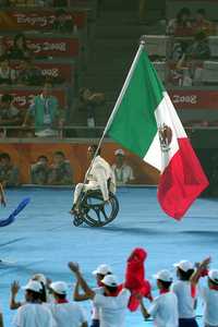 Saúl Mendoza fue el encargado de portar la bandera mexicana durante el desfile de naciones