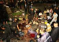 Muertos y heridos yacen en la plaza Melchor Ocampo