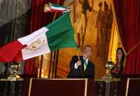 Acompañado por su esposa, Margarita Zavala, el presidente Felipe Calderón da el Grito de Independencia en el Zócalo capitalino