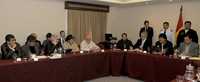 El presidente Evo Morales (segundo en el extremo derecho) durante el diálogo para pacificar Bolivia con cuatro gobernadores de oposición y tres oficialistas, ayer en Cochabamba