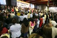 Aspecto del congreso perredista durante el minuto de silencio que se guardó en memoria de las víctimas de los atentados del 15 de septiembre en Morelia