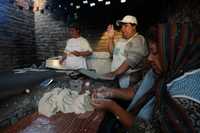 Mujeres que hacen a mano tortillas de maíz en el municipio de Tala, Jalisco, tienen que vender su producto en forma clandestina, debido a un reglamento que prohíbe esta actividad