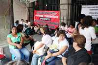 Profesores de Morelia que rechazan la Alianza por la Calidad de la Educación se plantaron por tiempo indefinido frente al palacio de gobierno