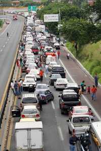 Profesores de Morelos bloquearon ayer los accesos a la ciudad de Cuernavaca, lo que provocó severo caos vial