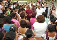 López Obrador escucha a los habitantes de Sacalum, comunidad yucateca que visitó ayer