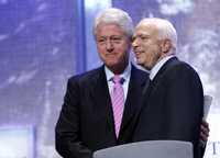 El ex presidente estadunidense Bill Clinton y el candidato republicano a la Casa Blanca, John McCain, en la reunión de la Iniciativa Global fundada y dirigida por el ex gobernante, que se desarrolla de manera paralela a la Asamblea General de la ONU