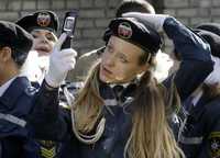La progresión anual de usuarios de teléfonos celulares se ha incrementado de manera impresionante, según estimaciones de la UIT. En la imagen, una joven rusa