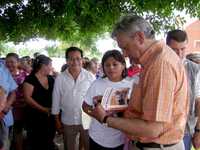 Andrés Manuel López Obrador durante su recorrido por Sinanché, Yucatán