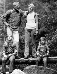 Paul Newman con su esposa Joan Woodward y sus hijas Lissy y Clea, en 1974, en una imagen tomada para un programa de televisión