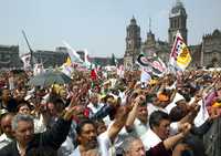 Miles de seguidores de López Obrador entonaron el Himno Nacional