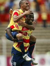 El peruano Andrés Mendoza (abajo) festeja con Aldo Leao Ramírez uno de los dos goles que anotó