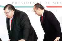 El actual secretario de Hacienda, Agustín Carstens, y Felipe Calderón, cuando éste anunció la integración de su gabinete de transición, el 21 de noviembre de 2006