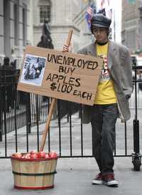 Un joven de 13 años vende manzanas frente a la Bolsa de Valores de Nueva York, tal como sucedió durante la crisis de 1929 en EU